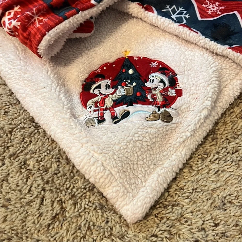 Barely used/like new Disney Snowflake/Fair-isle Christmas Sherpa Throw 60”x50”